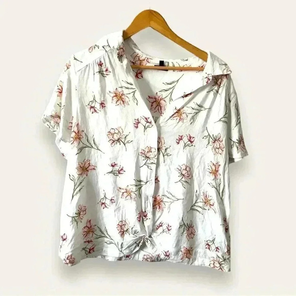 Torrid Ivory Floral  Crepe Button Blouse 2X - Picture 3 of 7